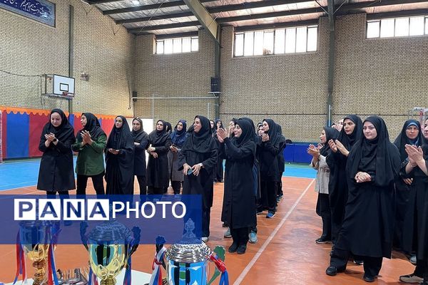 تقدیر از تیم های برتر مسابقات والیبال استانی شهرستانهای تهران در ری یک