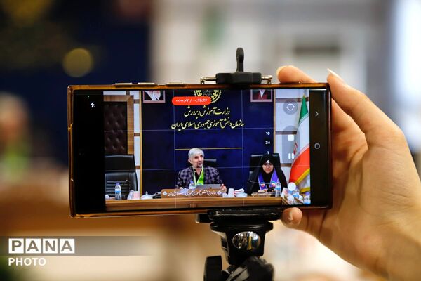 نشست هم‌اندیشی مسئولان دانش‌آموزی تهران با محور آموزش مربیان و مدیریت مصرف انرژی