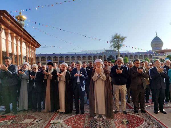 شکوه وحدت مردم شیراز در نماز عید فطر در حرم شاهچراغ(ع)