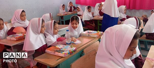 جشن شکوفه‌ها در مدرسه شهید ابراهیم تنیده ناحیه یک بندرعباس