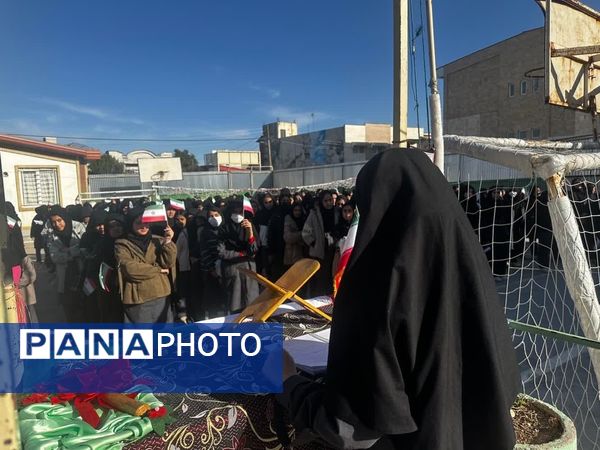 نواختن زنگ انقلاب در دبیرستان هیأت‌امنایی طه