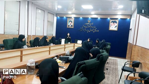 نشست هم‌اندیشی مجمع و شورای دانش‌آموزی دختران استان قم 