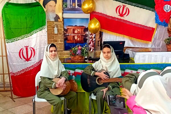 جشن پیروزی انقلاب اسلامی در مدرسه دکتر کیهانی1