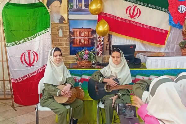 جشن پیروزی انقلاب اسلامی در مدرسه دکتر کیهانی1