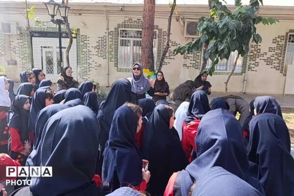 نقاشی دانش‌آموزان دختر در هفته کودک
