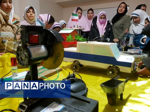 نمایشگاه آثار پژوهشی دانش آموزان رودهن