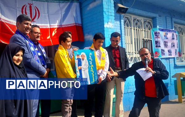 رونمایی از کتاب «روحانی که روحانی نیست» در دبیرستان باقریه