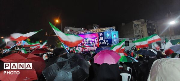 هفتاد شب متوالی حضور پرشور مردم در میدان جمهوری