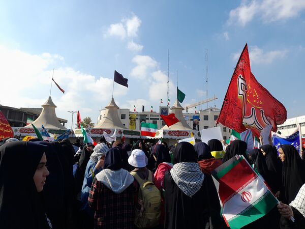 طنین فریاد «مرگ بر آمریکا» در میدان شهدا با حضور دانش‌آموزان شاهد ارض‌اقدس
