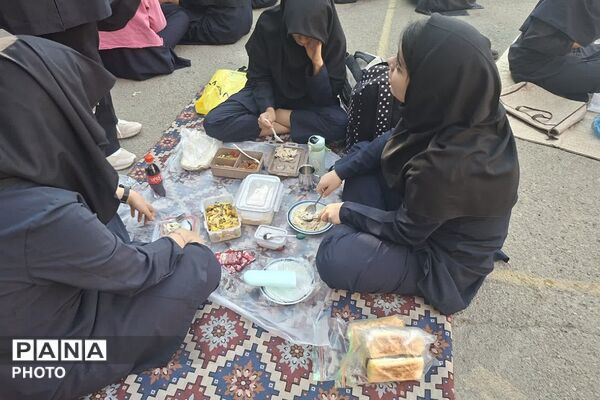 حضور دانش آموزان مدارس حاتم، مجتهده امین و محمد علی تحصیلی در جشن ولادت حضرت زینب (س)