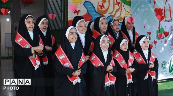 جشن عاطفه‌ها در دبستان دخترانه عفاف ناحیه یک مشهد