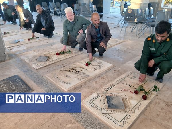 غبارروبی از قبور مطهر شهدا در شهر بخ