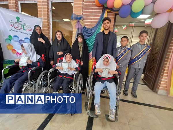 تهیه ویلچر برای دانش‌آموزان کم توان