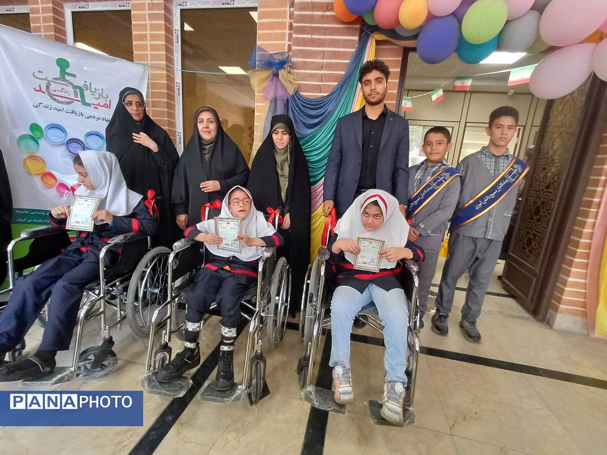 تهیه ویلچر برای دانش‌آموزان کم توان