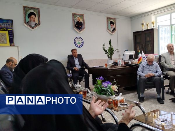 نشست هم‌اندیشی پیشکسوتان امورتربیتی با معاون پرورشی  و تربیت بدنی کاشمر