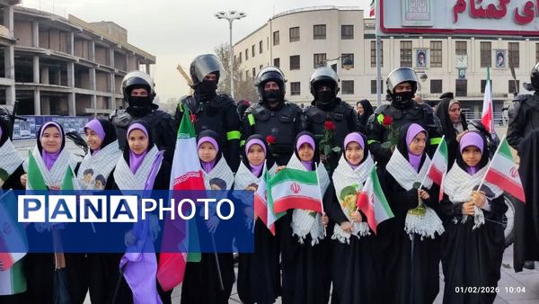 اجرای سرود در میدان شهدا به مناسبت دهه فجر