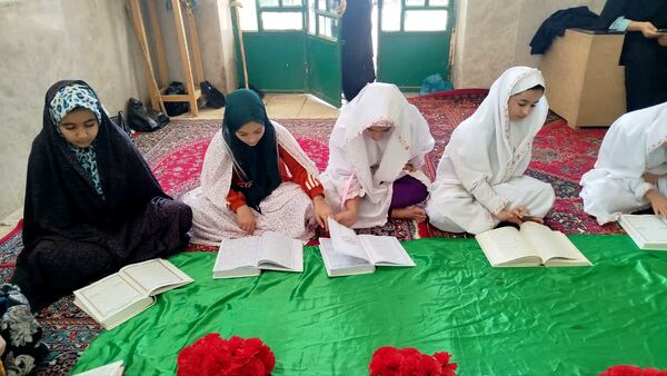 اعتکاف دانش‌آموزی در مسجد امام حسین(ع) روستای تپه‌گجی منطقه بیرانوند 