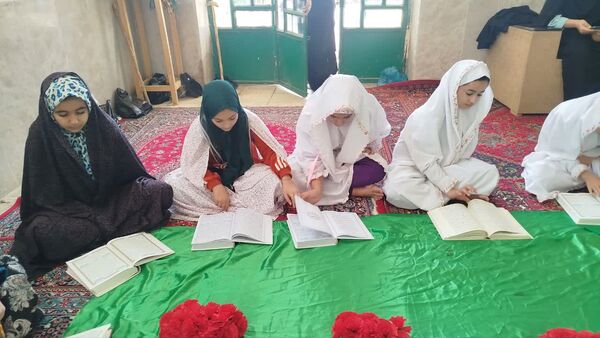 اعتکاف دانش‌آموزی در مسجد امام حسین(ع) روستای تپه‌گجی منطقه بیرانوند 