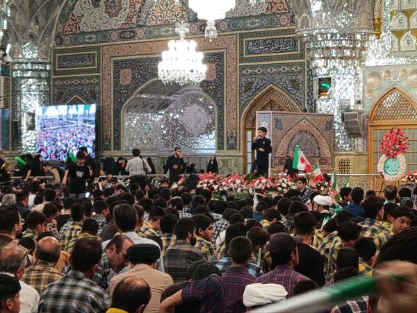 اجتماع 5 هزار نفری نوجوانان دانش آموز در حرم مطهر رضوی 