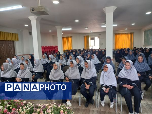 حضور آتش نشان به مناسبت وز آتش نشان و ایمنی در مدرسه نمونه دولتی وکیلی ۱۰