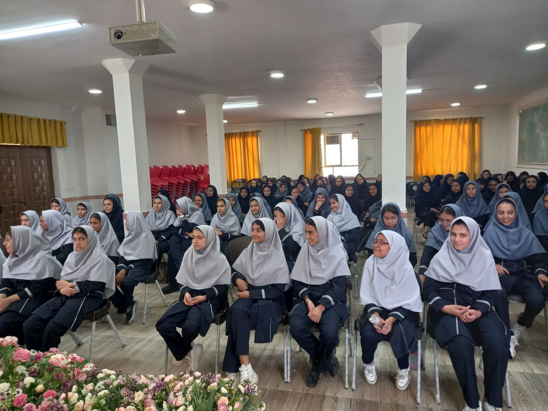 حضور آتش نشان به مناسبت وز آتش نشان و ایمنی در مدرسه نمونه دولتی وکیلی ۱۰