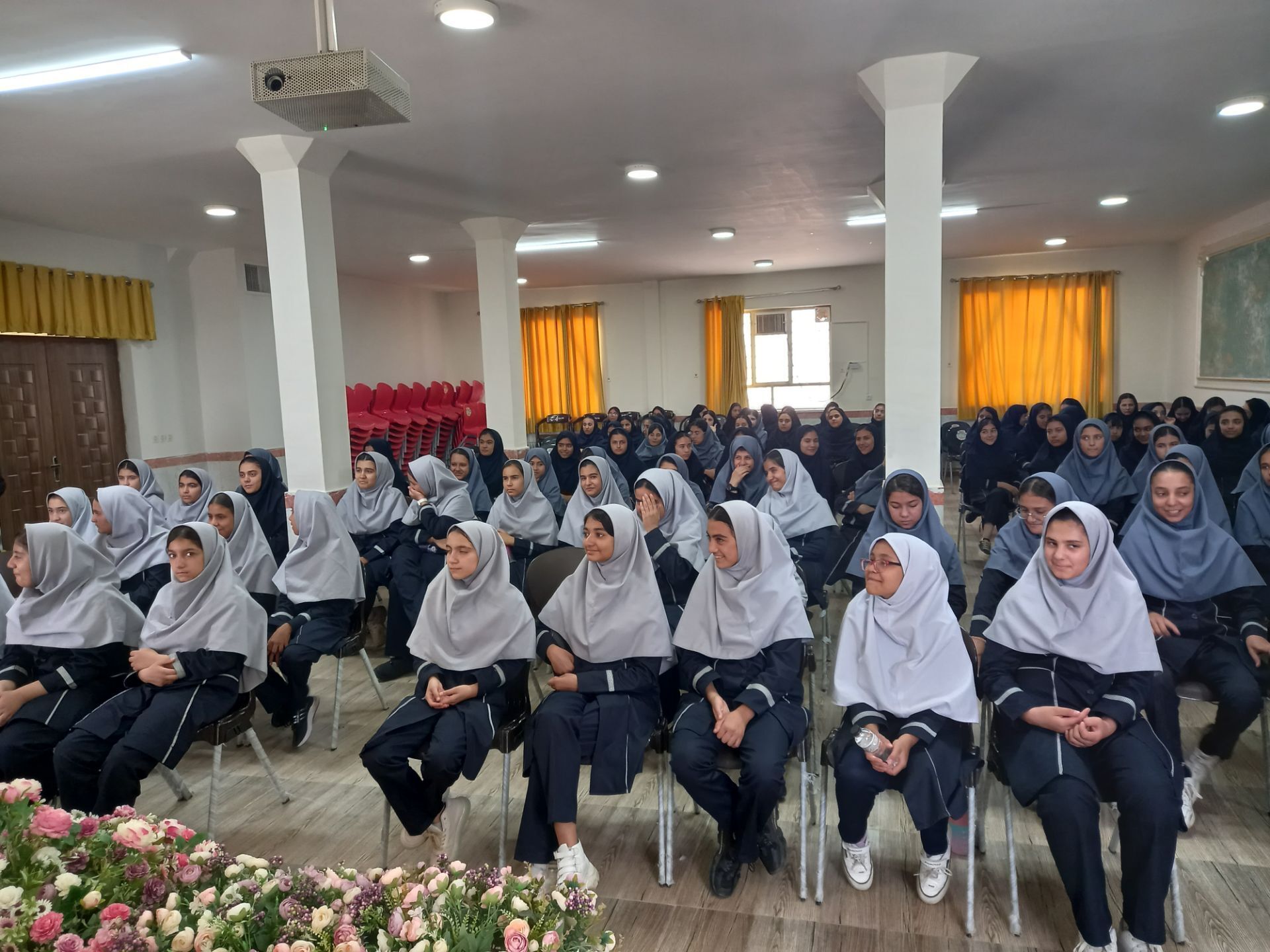 حضور آتش نشان به مناسبت وز آتش نشان و ایمنی در مدرسه نمونه دولتی وکیلی ۱۰