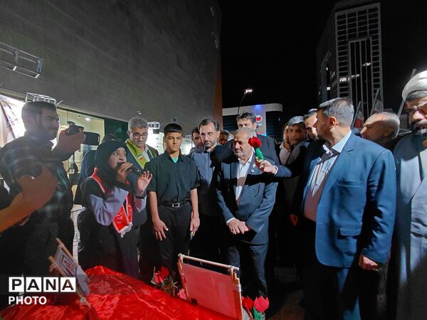 وزیر آموزش و پرورش در جمع دانش آموزان مشهدی ؛ از اقامه نماز تا بازدید از غرفه های دانش آموزی