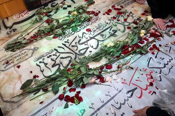 در آغوش زمین، شهیدانی آرمیده‌اند که با جوهر خون، سند حق و حقیقت را امضا کردند