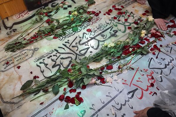 در آغوش زمین، شهیدانی آرمیده‌اند که با جوهر خون، سند حق و حقیقت را امضا کردند