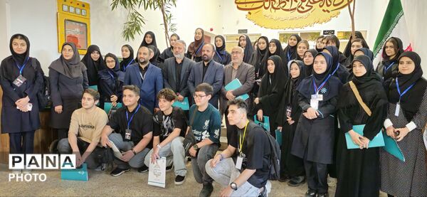 نشست هماهنگی دانش‌آموزان نخبه عکاس استان البرز با موضوعیت پویش «باید برخاست» 