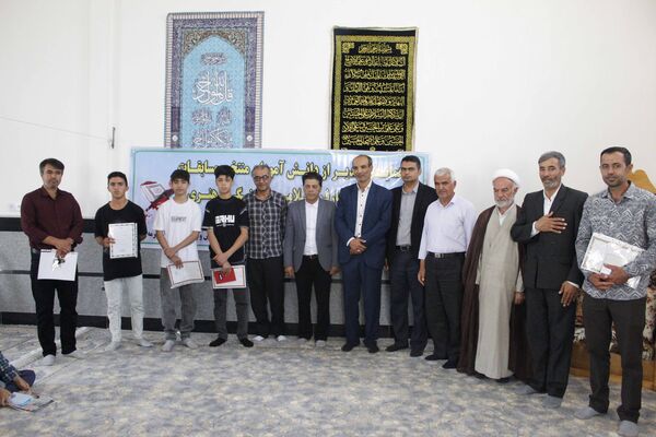 تقدیر از دانش‌آموزان فعال فرهنگی و قرآنی در شهر درق 