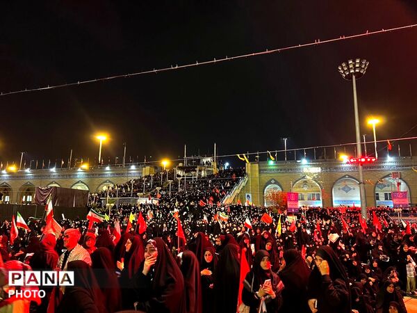 وداع حماسی مردم با شهدای وطن در مصلای تهران