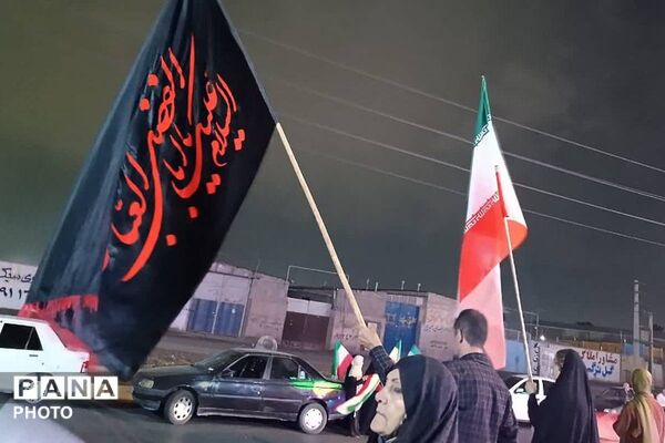 رقص پرچم‌ها در میدان شهید سلیمانی؛ شب 222، شب اتحاد دانش‌آموزان و مردم
