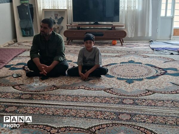 دیدار رئیس سازمان دانش آموزی یزد با خانواده شهید «محمدرضا آروز»