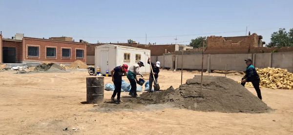 تلاش شبانه روزی برای تکمیل مدرسه جدید در روستای فدافن