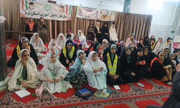 لحظاتی شاد از اعتکاف دانش‌آموزی با حضور نویسندگان و فرهیختگان یزد 