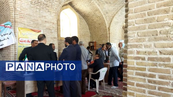 میز خدمت ادارات و بانک‌ها در نماز جمعه نیشابور