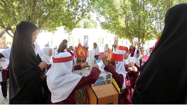 جشن عاطفه‌ها در دبستان مولوی فین؛ همدلی برای تداوم آموزش