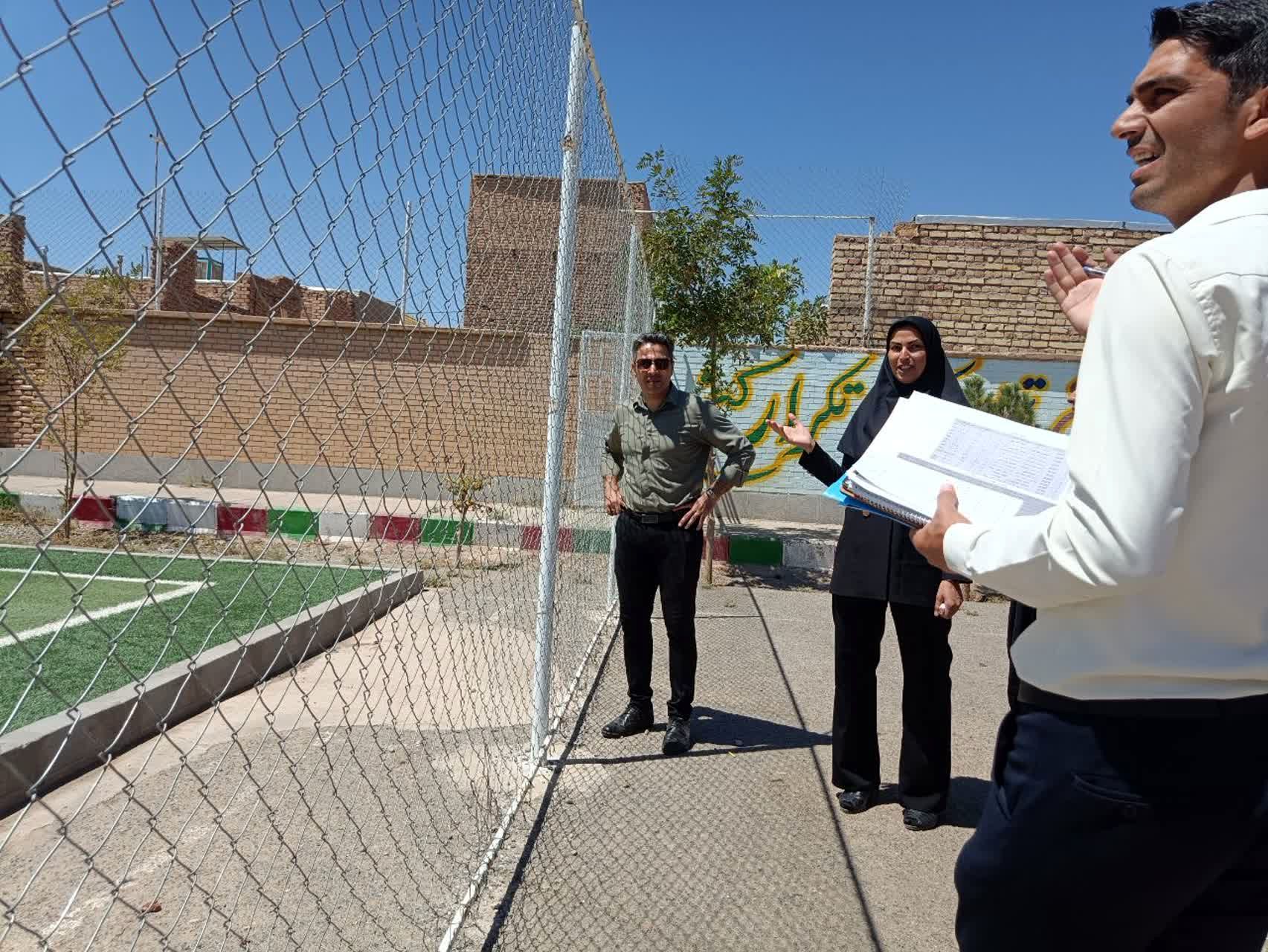 بازدید مسئولین اداره کل آموزش پرورش از وضعیت چمن دبستان شهید پسندیده فدافن