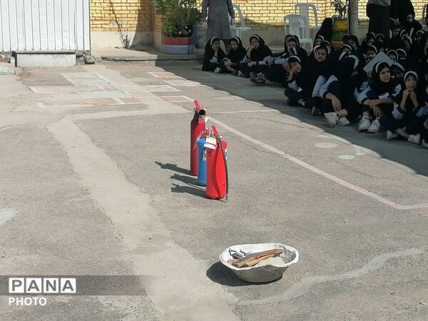 آموزش ایمنی و اطفاء حریق در دبستان ناهید نخودی نیشابور 