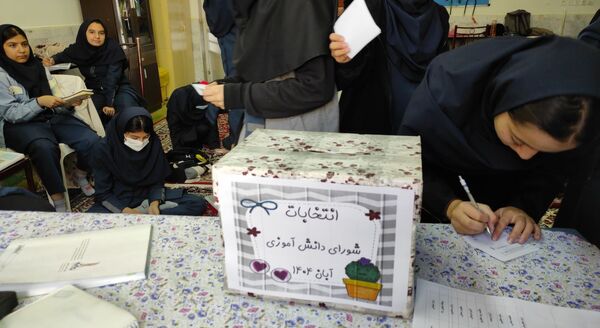 انتخابات شورای دانش آموزی در دبیرستان کوثر فرهنگیان 