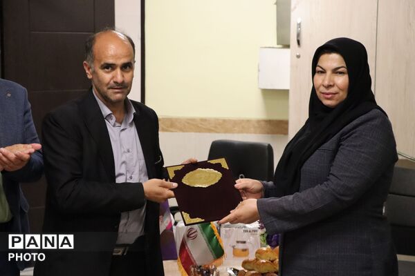تجلیل مسئولان لاهیجان از معلمان در هفته بزرگداشت مقام معلم