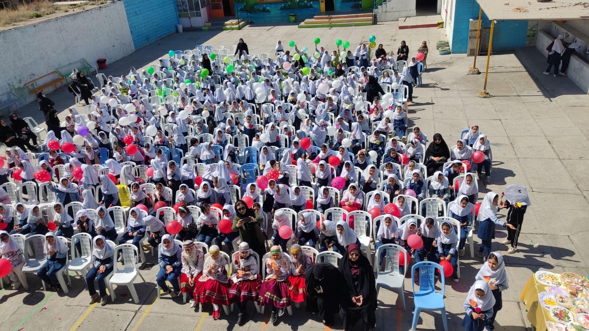 نواختن زنگ سلامت در مدرسه دخترانه ضحی ۱ شهرستان شیروان