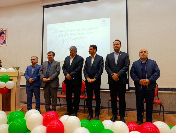 مراسم تقدیر از برگزیدگان قرآنی و فرهنگی در جشنواره‌های فردا و کارینو
