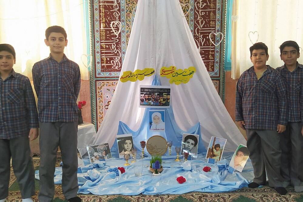 یادواره شهدا و محفل انس با قرآن در دبستان علامه طباطبایی پیشوا