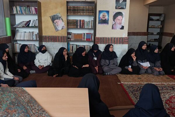 محفل انس با قرآن کریم در مدرسه نرگس و فرهیختگان2 پردیس