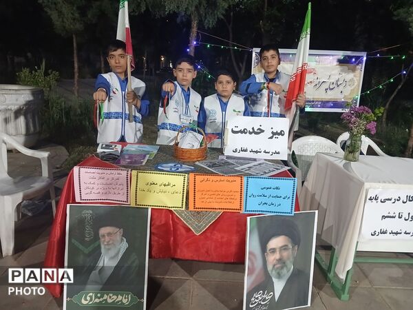  میز خدمت به میزبانی مدرسه پسرانه شهید مهدی غفاری در تجمعات شبانه شهر فرون آباد