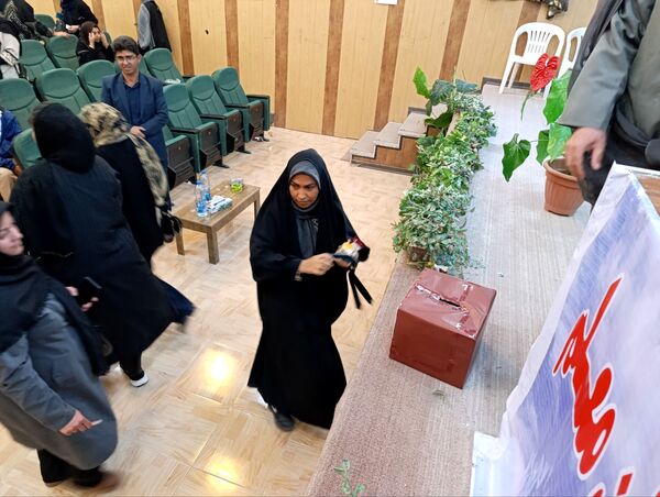 جلوه‌هایی از انتخابات انجمن اولیا دبستان معلم ۲ در آشخانه 