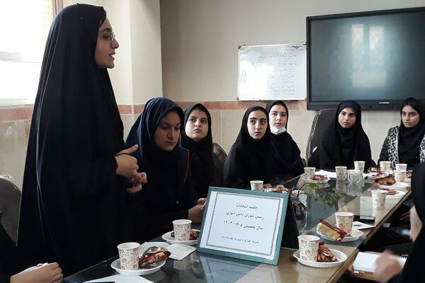 رقابت دانش‌آموزان منتخب در انتخابات منطقه‌ای شورای دانش‌آموزی بهارستان دو