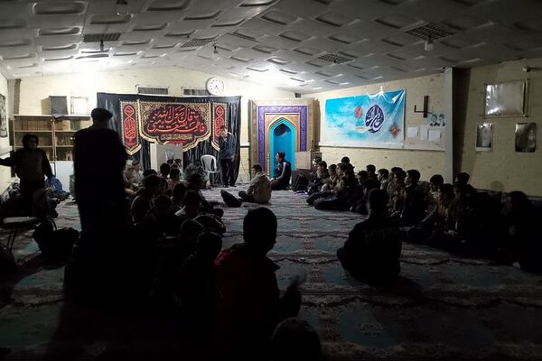 حضور پرشور دانش‌آموزان دانش‌آموزان دبیرستان شهید بهشتی ناحیه 2 شهرری در مراسم شهادت حضرت زهرا(س)
